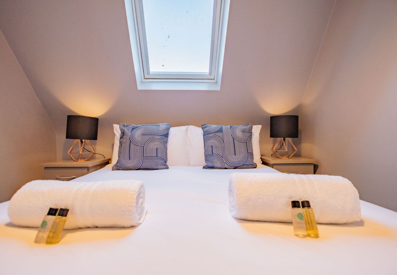 Apartment in Galway City - LOCATION! 2 bed/1 bath City Loft Apartment. 2 min walk to the Latin Quarter and Eyre Square. 