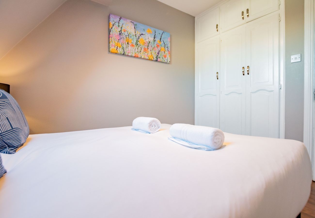 Apartment in Galway City - LOCATION! 2 bed/1 bath City Loft Apartment. 2 min walk to the Latin Quarter and Eyre Square. 