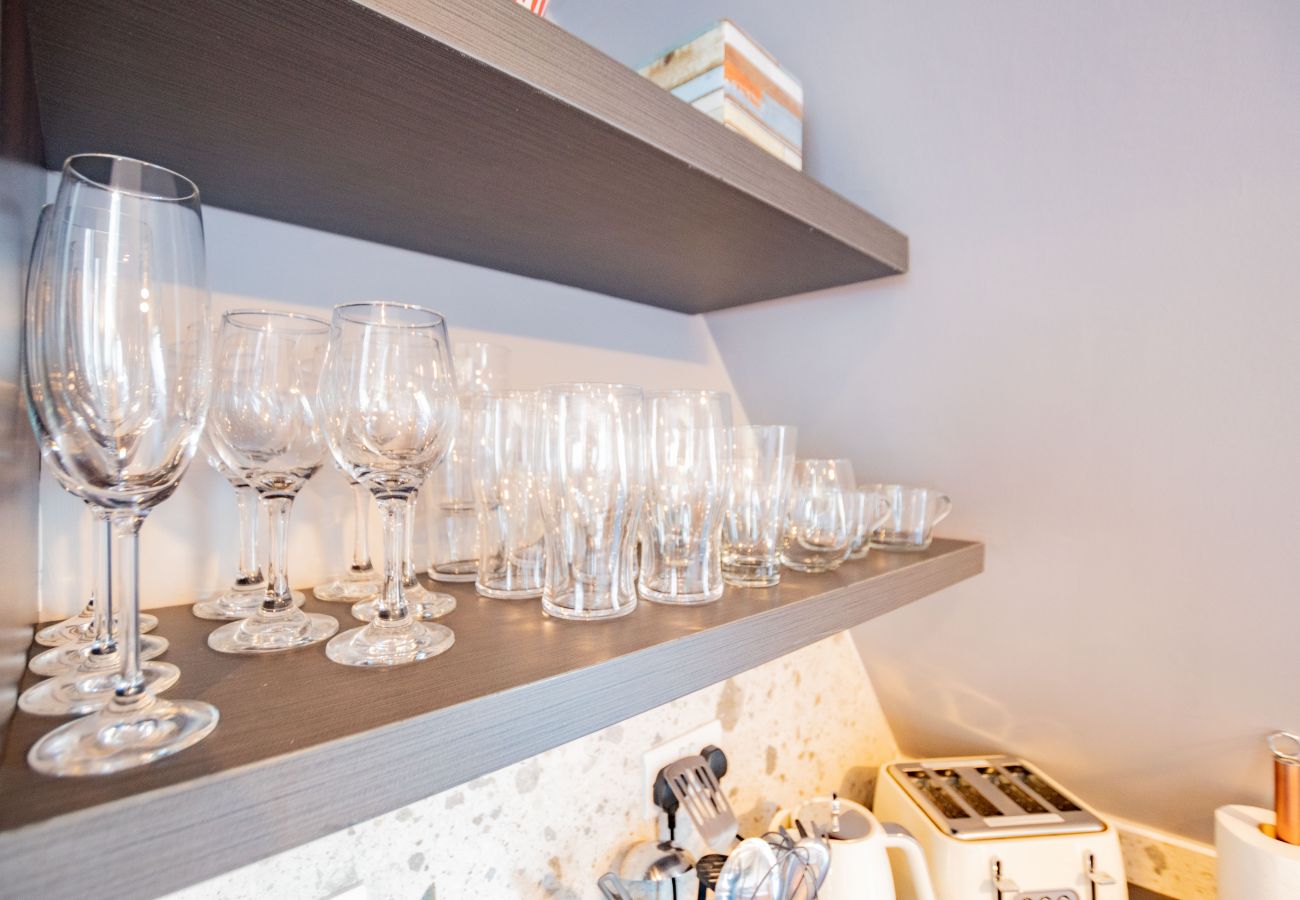 Apartment in Galway City - LOCATION! 2 bed/1 bath City Loft Apartment. 2 min walk to the Latin Quarter and Eyre Square. 
