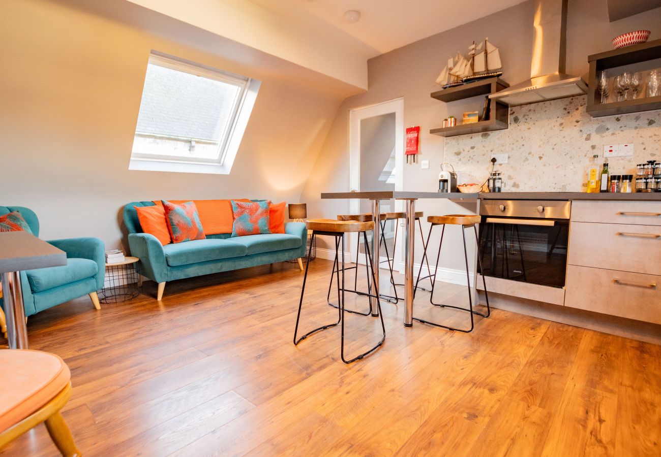 Apartment in Galway City - LOCATION! 2 bed/1 bath City Loft Apartment. 2 min walk to the Latin Quarter and Eyre Square. 