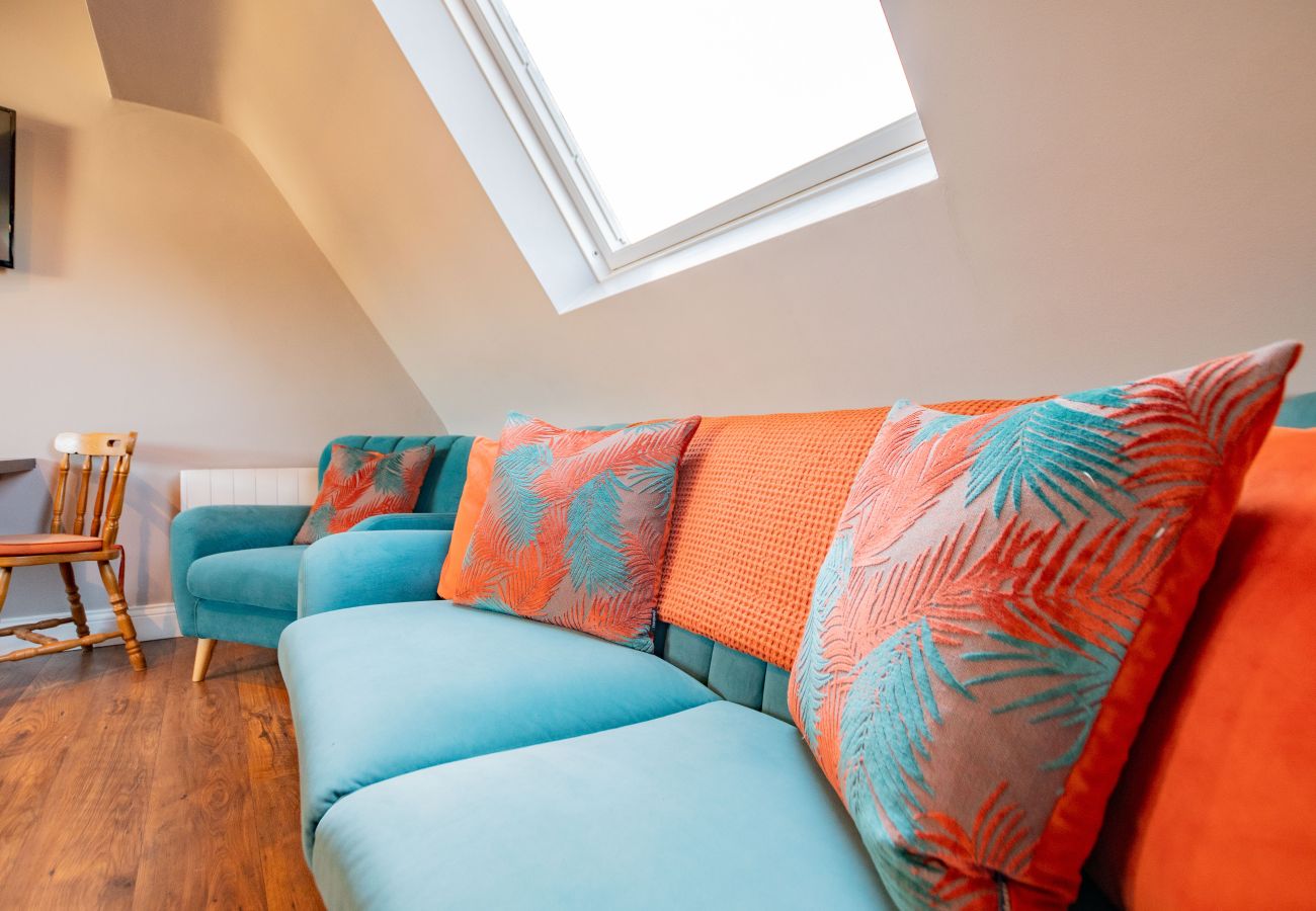Apartment in Galway City - LOCATION! 2 bed/1 bath City Loft Apartment. 2 min walk to the Latin Quarter and Eyre Square. 