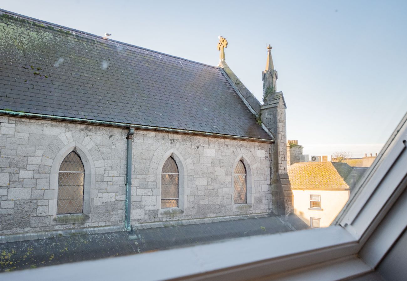 Apartment in Galway City - LOCATION! 2 bed/1 bath City Loft Apartment. 2 min walk to the Latin Quarter and Eyre Square. 