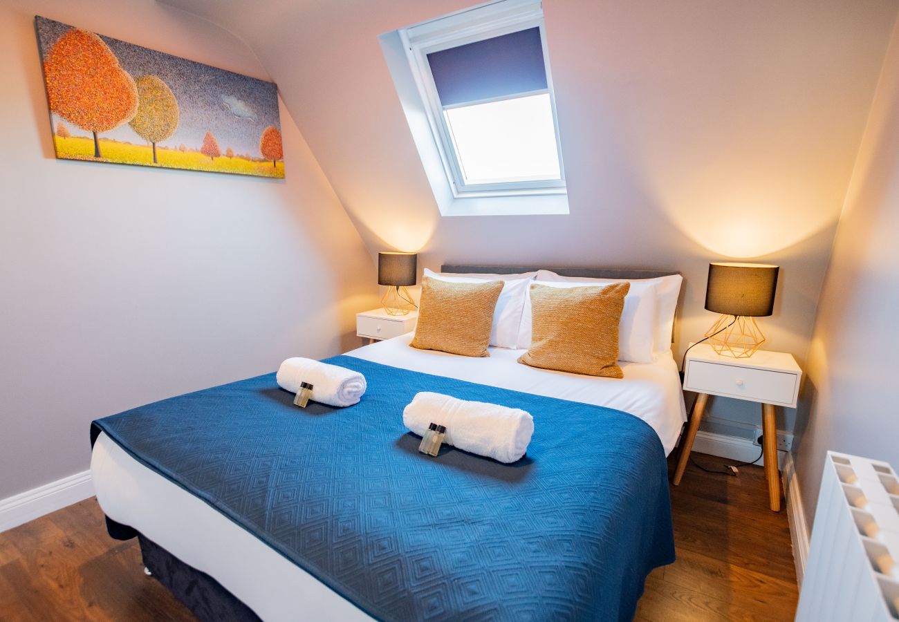 Apartment in Galway City - LOCATION! 2 bed/1 bath City Loft Apartment. 2 min walk to the Latin Quarter and Eyre Square. 