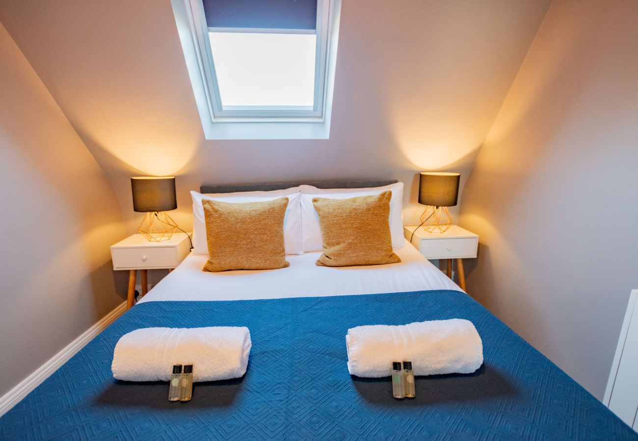 Apartment in Galway City - LOCATION! 2 bed/1 bath City Loft Apartment. 2 min walk to the Latin Quarter and Eyre Square. 