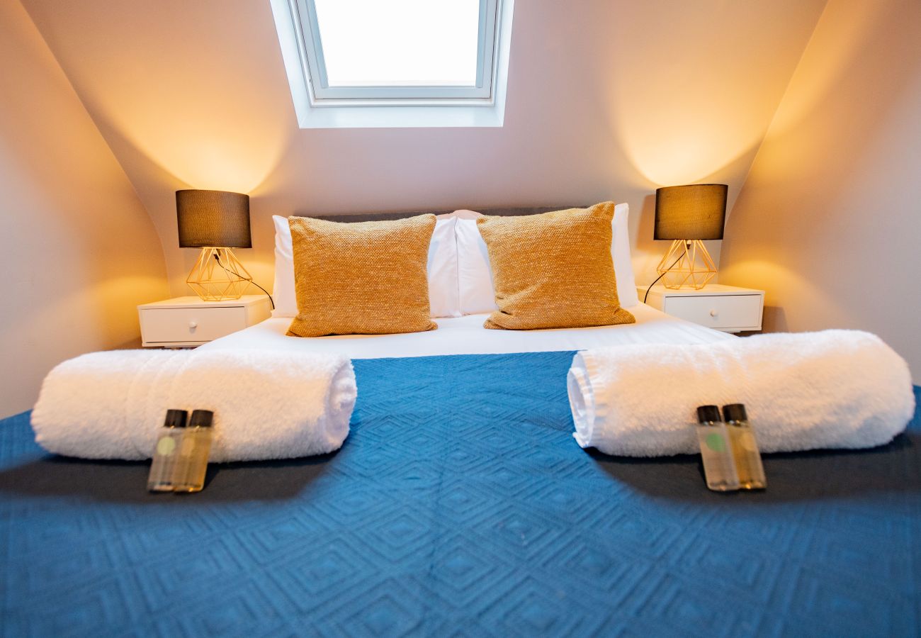 Apartment in Galway City - LOCATION! 2 bed/1 bath City Loft Apartment. 2 min walk to the Latin Quarter and Eyre Square. 