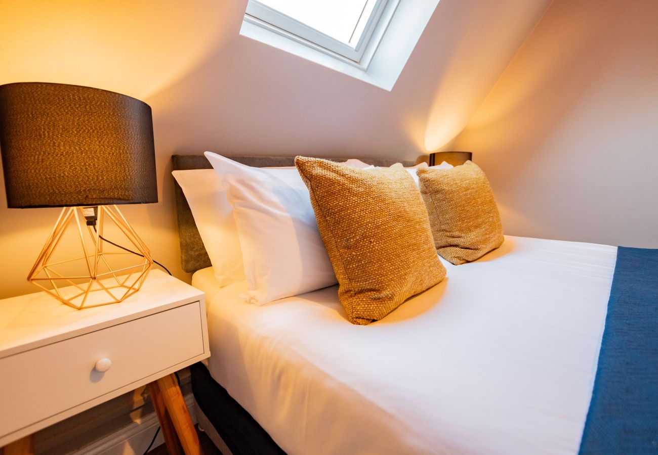 Apartment in Galway City - LOCATION! 2 bed/1 bath City Loft Apartment. 2 min walk to the Latin Quarter and Eyre Square. 