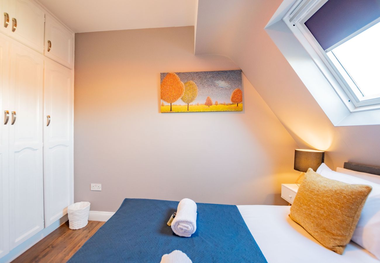 Apartment in Galway City - LOCATION! 2 bed/1 bath City Loft Apartment. 2 min walk to the Latin Quarter and Eyre Square. 
