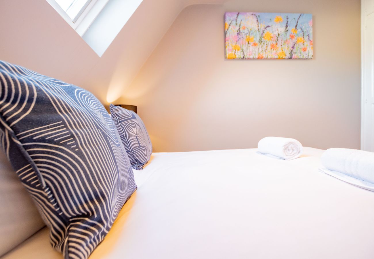 Apartment in Galway City - LOCATION! 2 bed/1 bath City Loft Apartment. 2 min walk to the Latin Quarter and Eyre Square. 