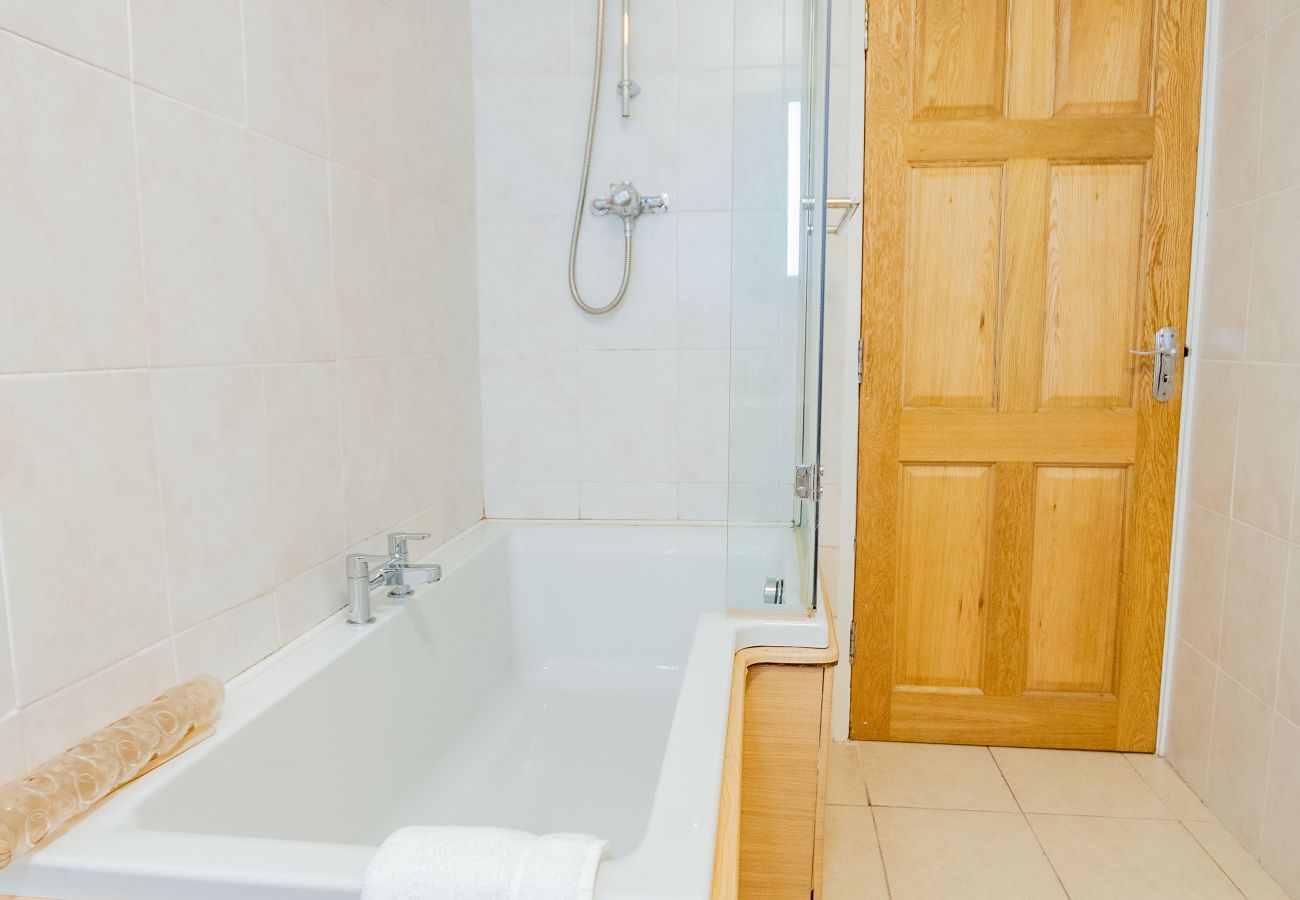 Apartment in Galway City - Location! Minutes to the Latin Quarter, Spanish Arch, and Shop Street