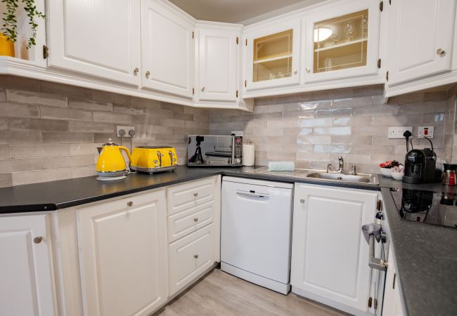 Terraced House in Galway City - Spacious City Centre Apartment - Sleeps 6 Terraced House in Galway City - Spacious City Centre Apartment - Sleeps 6