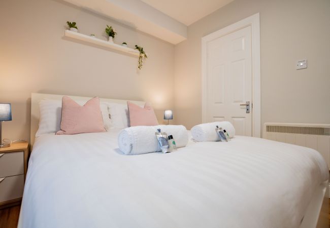Terraced House in Galway City - Spacious City Centre Apartment - Sleeps 6 Terraced House in Galway City - Spacious City Centre Apartment - Sleeps 6
