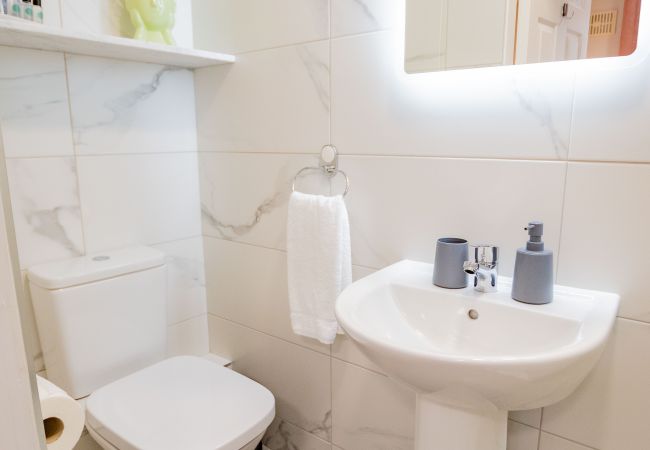 Terraced House in Galway City - Spacious City Centre Apartment - Sleeps 6 Terraced House in Galway City - Spacious City Centre Apartment - Sleeps 6