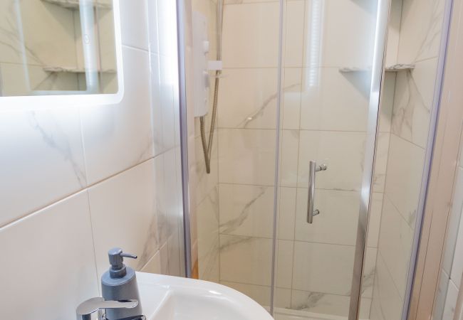 Terraced House in Galway City - Spacious City Centre Apartment - Sleeps 6 Terraced House in Galway City - Spacious City Centre Apartment - Sleeps 6