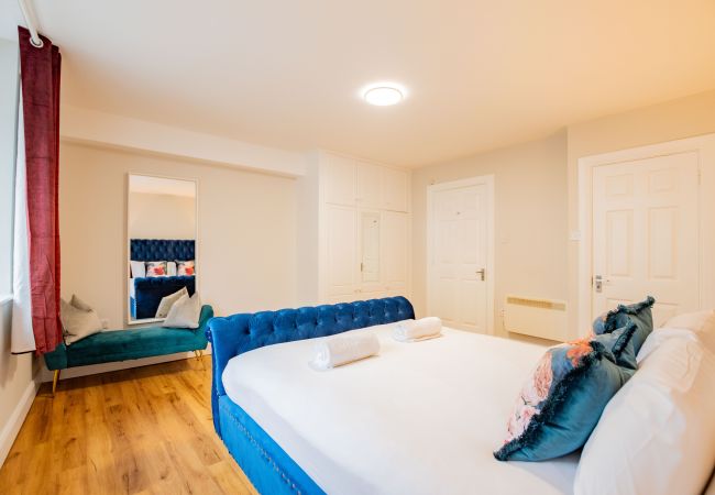 Terraced House in Galway City - Spacious City Centre Apartment - Sleeps 6 Terraced House in Galway City - Spacious City Centre Apartment - Sleeps 6