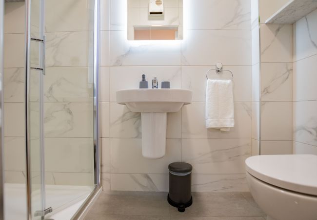 Terraced House in Galway City - Spacious City Centre Apartment - Sleeps 6 Terraced House in Galway City - Spacious City Centre Apartment - Sleeps 6
