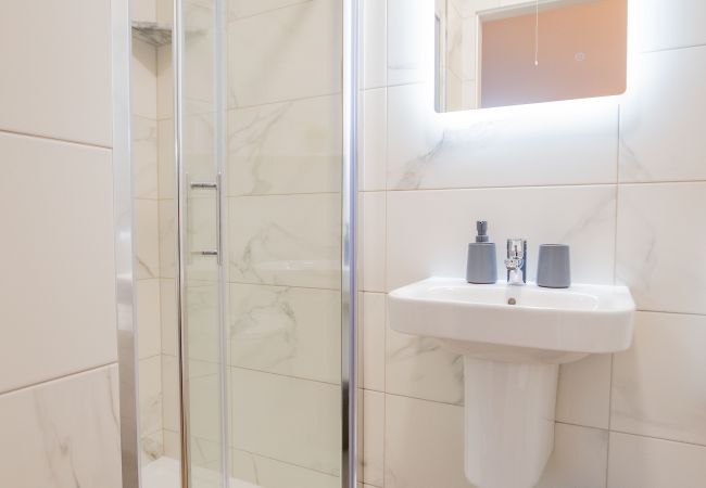 Terraced House in Galway City - Spacious City Centre Apartment - Sleeps 6 Terraced House in Galway City - Spacious City Centre Apartment - Sleeps 6