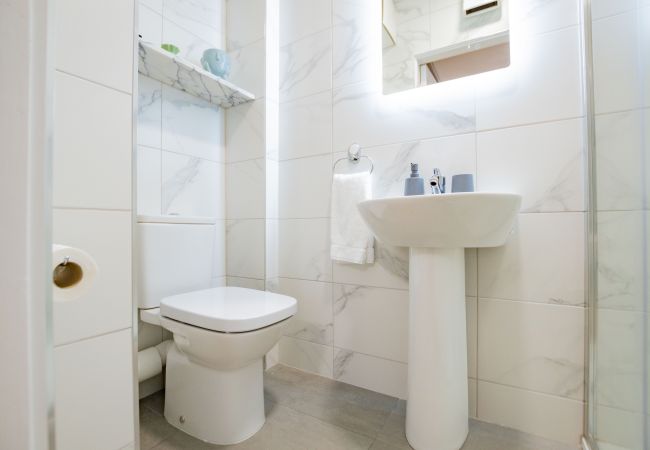 Terraced House in Galway City - Spacious City Centre Apartment - Sleeps 6 Terraced House in Galway City - Spacious City Centre Apartment - Sleeps 6