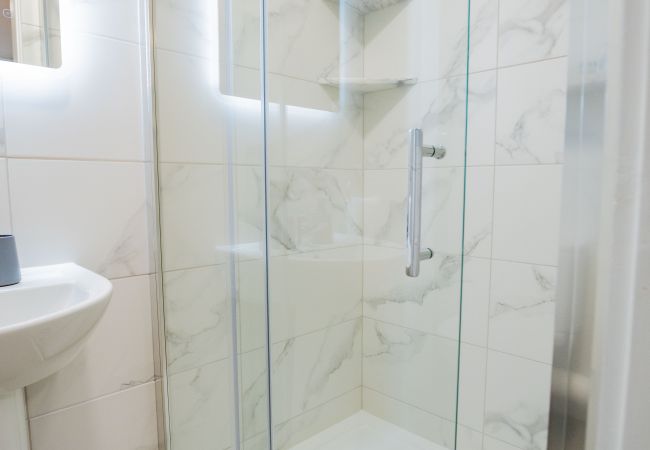Terraced House in Galway City - Spacious City Centre Apartment - Sleeps 6 Terraced House in Galway City - Spacious City Centre Apartment - Sleeps 6