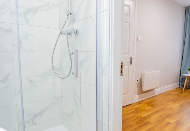Terraced House in Galway City - Spacious City Centre Apartment - Sleeps 6 Terraced House in Galway City - Spacious City Centre Apartment - Sleeps 6