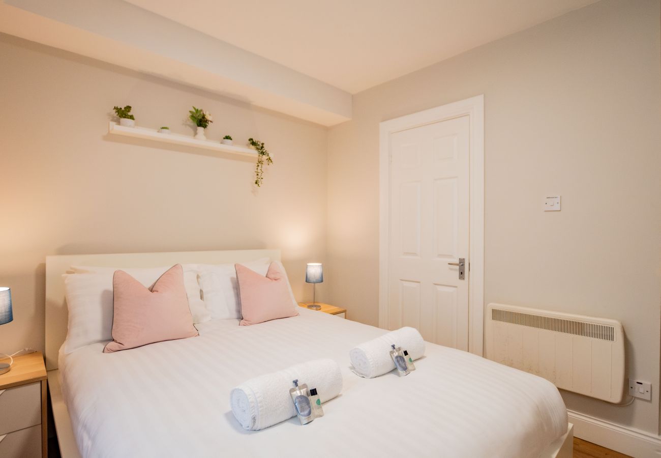 Townhouse in Galway City - Spacious City Centre Apartment - Sleeps 6